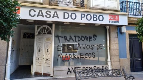 Actos vand�licos en la sede del PSOE en Ferrol