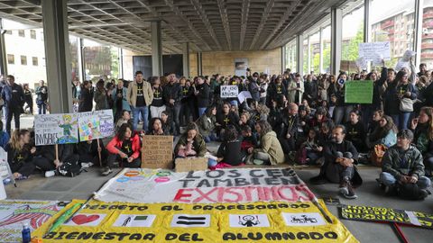 Concentraci�n de docentes el pasado lunes en la sede de las consejer�as del Gobierno asturiano en donde se re�nen este lunes representantes de los sindicatos docentes ANPE, CCOO, Suatea, UGT y CSIF, convocantes de una huelga indefinida