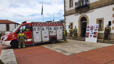 Las comadres de Sober acuden al incendio del PP con un camin de bomberos de verdad