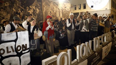 Miembros de los diferentes grupos participantes en el desfile de carros pasaron por el palco durante la entrega de los premios