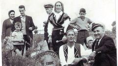 Imaxe tomada nos anos 50 no Bosque do A��n de Carballo; � dereita, Basilio. 