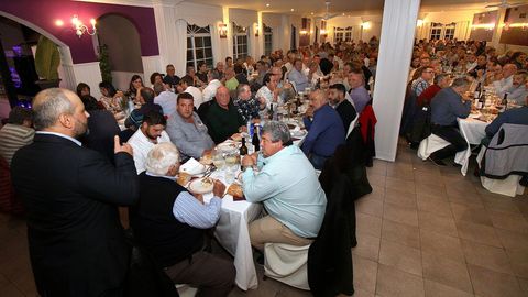 CENA JUBILACION DE ANTONIO TUBIO PI?EIRO JEFE DE LA POLICIA LOCAL DE RIANXO, MANEIRO, DESPUES DE 37 A?OS AL FRENTE EN EL PUESTO DE RIANXO