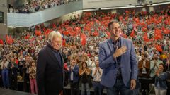 Pedro Snchez junto al exsecretario general socialista Felipe Gonzlez, durante su participacin este sbado en Sevilla en un acto para conmemorar el 40 aniversario de la victoria electoral del PSOE en el 1982. 