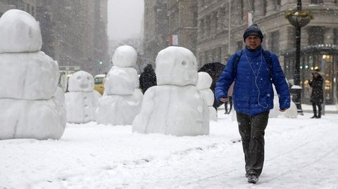 Un hombre pasea al lado de la obra del artista suizo Peter Regli: Reality Hacking No. 320 �Snow Monsters 2015�