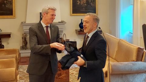 El presidente de la Xunta, Alfonso Rueda, y el nuevo alcalde de Oporto, Pedro Duarte, este mi�rcoles en la ciudad portuguesa