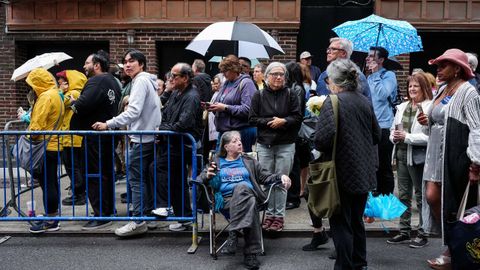 Publico en el exterior del teatro
