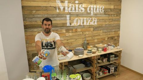 Gustavo Prado, de Mis que louza (en la praza da Maha, 6), explica que vuelven a recoger vajilla y utensilios de cocina donados hasta el da 1 de septiembre porque as se lo demandaban los vecinos. En vez de tirar todo iso podemos darlle unha segunda e ata una terceira vida. Pero  preciso que non estean rotas e se poidan reutilizar, dice.