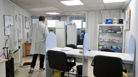Un profesional sanitario en un centro de salud de A Coru�a