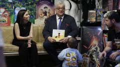 Rocío Escribano presentó, acompañada por el editor Manuel Arenas, su primer libro destinado a los más pequeños, «El día que el viento nos hizo cosquillas»