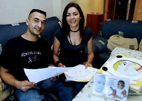 Miguel Ángel y Paqui, los padres de la niña cordobesa que sufre una inmunodeficiencia grave