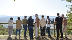 Ana Pontn, durante la visita este viernes al parque forestal de A Tomba acompaada de miembros del BNG de Pontevedra