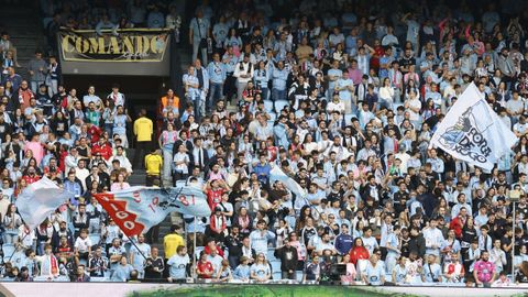 Aficionados del Celta, este domingo en Bala&iacute;dos, durante la disputa del partido ante el Betis.