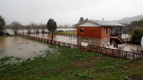 Vista del Sella desbordado a su paso por Santianes (Arriondas)