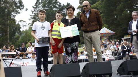 PREMIO A LA MEJOR EXPOSICIN. CEIP San Salvador (Vigo). Jos Manuel Blanco,  director de Mrketing de El Corte ingls, entreg el premio a Esperanza Dapena (directora) y a los alumnos Miguel Fernndez y Pablo Rodrguez