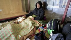 Lleva cinco meses viviendo en las calles de Lugo con su perro Chico