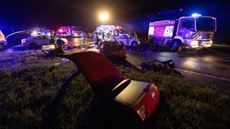 Los dos turismos quedaron destrozados, sobre todo, el Seat León. Hubo un amplio despliegue de medios