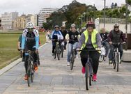 El ciclista vilagarciano acompa�� a Mar�a Villaronga en su etapa de pedaleo entre Carril y Vilaxo�n. 