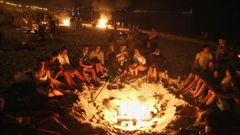 Imagen de archivo de una celebraci�n de San Xo�n en la playa de Samil