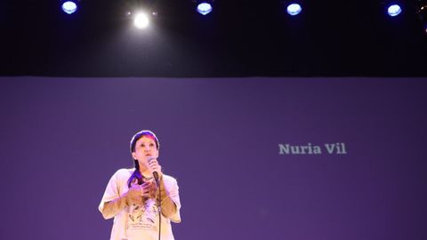 Nuria Vil, recitando no festival Algu&eacute;n que Respira!, no teatro Principal de Santiago.