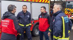 Bomberos de Vern y O Carballio poco antes de partir hacia Valencia.