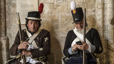 Varios asturianos conmemoran este s�bado en Oviedo con una ofrenda floral el aniversario del levantamiento popular contra Napole�n que tuvo lugar en la capital asturiana el 25 de mayo de 1808 cuando la Junta General del Principado, convertida en Junta Suprema, declar� la guerra a Francia y reconoci� la soberan�a popular