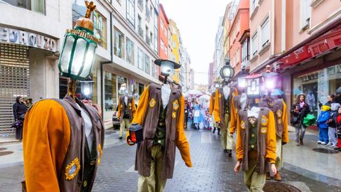 La comparsa porte�a Luz do Cami�o desfil� ayer en Carballo, donde obtuvo premio