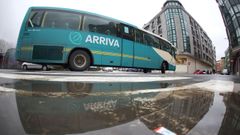 Un autobús de la empresa Arriva a su paso por la localidad de Carballo.