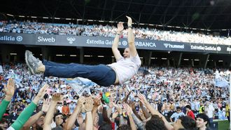 El t�cnico del Celta Fortuna, Fredi �lvarez, manteado por sus jugadores tras el ascenso a Segunda.