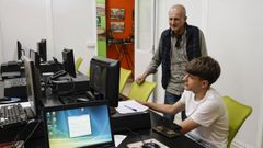 Fernando Varela, de la autoescuela San Cristbal, muestra a un alumno cmo es la parte terica.