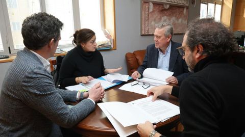 Un momento de la reuni�n entre la alcaldesa y el conselleiro de Sanidade