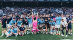 Los jugadores del Celta, celebrando el triunfo ante el Racing de Santander, con Radu haciendo el pino.