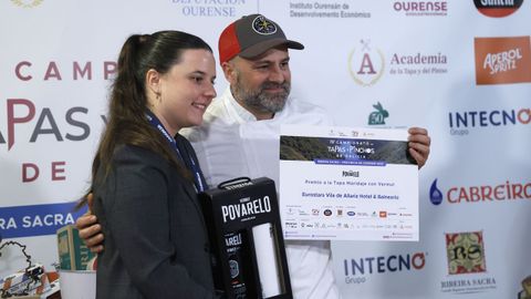 Gerson Iglesias, jefe de cocina en Eurostars Vila de Allariz Hotel & Balneario, recogiendo el premio a la mejor tapa maridaje con Povarelo Vermut en la cuarta edición del Campeonato de Tapas y Pinchos de Galicia.