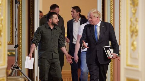 Zelenksi y Johnson, en el palacio Mariyinski, residencia oficial de la Presidencia de Ucrania.