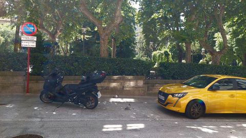 El alcalde usa a diario un coche comprado por el Concello de Ourense que suele estacionar en espacios no autorizados, como en la imagen, en la calle Xaquín Lorenzo.