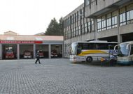 La estaci�n de autobuses est� situada justo enfrente del actual parque de bomberos. 