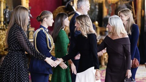 Yolanda Daz saluda a la infanta Sofa, en el besamanos de este domingo