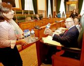 Mar�a Ant�n reparti� agua a los ediles antes del inicio del pleno. 