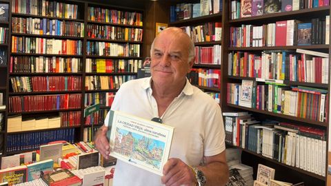 Jorge Blanco, en Arenas, con un ejemplar de su libro sobre la Ciudad Vieja