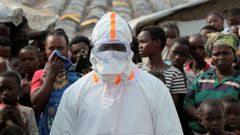 Un profesional m�dico trabaja en el campo de desplazados de Kigonze, al este de la Rep�blica Democr�tica del Congo