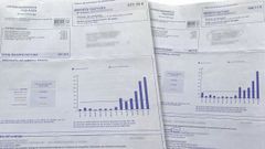 Estas son dos de las facturas de electricidad generadas en dos meses por los okupantes de la vivienda, de m�s de 400 euros en total