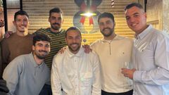 El reencuentro. De izquierda a derecha: Miguel Loureiro, Manu Nogueira (agachado), Sergio Capel�n, Santi Canedo (agachado), Sergio Sueiro y Juan Fuentes, el mi�rcoles en el Oito Bar, de Carballo.
