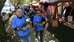 Un grupo de gaiteros ameniz� el primer d�a de la feria medieval de Fonti�as.