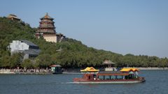 Un barco con turistas delante del Palacio de Verano, en Pek�n.