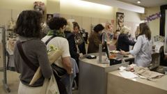 Colas en Mei, tienda en liquidaci�n por cierre en la avenida de Oza, en la zona de Cuatro Caminos de A Coru�a
