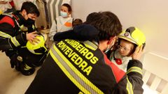 Los bomberos revolucionan el Hospital Provincial de Pontevedra