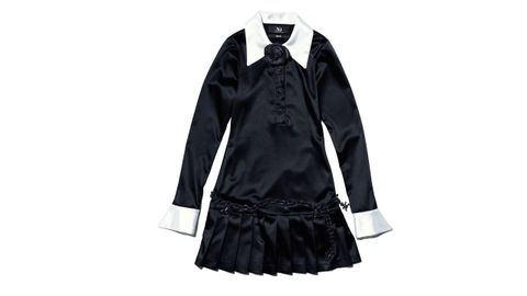 Anna Sui x Zara. Look Vintage Completo Conjunto de cuatro piezas recreado a partir de la pasarela Otoño 1995 de Anna Sui. Incluye un vestido negro de manga larga con falda de tablas, cuello y puños blancos, cinturón tipo cadena con dijes, medias transparentes y una liga en una sola pierna. El conjunto mezcla una silueta de uniforme escolar con el estilo subversivo característico de Sui. Se vende en caja como look completo