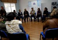 El portavoz nacional del BNG, Xavier Vence, ayer durante la reuni�n con las extrabajadoras.