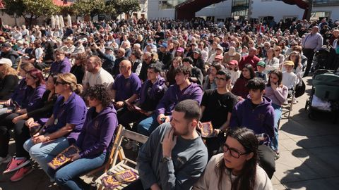 Las 400 sillas colocadas por las Siete Palabras en la Praza�Maior de Viveiro se quedaron escasas para la cantidad de fieles, espectadores y curiosos que asistieron al serm�n