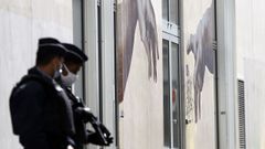 Dos policias hacen guardia frente a la antigua sede del semanario Charlie Hebdo