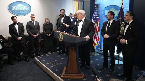 Trump, en la sala de prensa de la Casa Blanca tras cancelarse la cena de los corresponsales por el tiroteo.